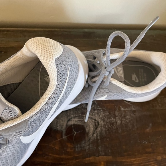 New without box Nike gray grey white size 7 lightweight sneakers - Picture 4 of 13